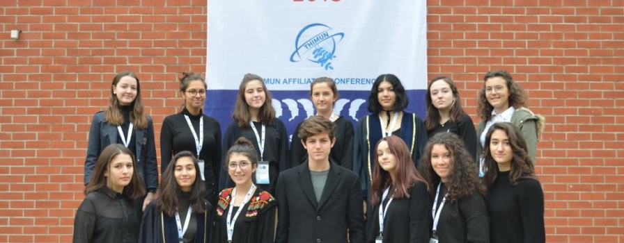 ADENMUN öğrencileri, kendilerine arka alan bilgilerini ve kişisel becerilerini geliştirmeleri için çok sayıda fırsatlar sunan MYP sayesinde ENIMUN’18 Konferansını başarıyla tamamladı. ADENMUN öğrencileri, kendilerine arka alan bilgilerini ve kişisel becerilerini geliştirmeleri için çok sayıda fırsatlar sunan MYP sayesinde ENIMUN’18 Konferansını başarıyla tamamladı.