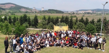 Okul Aile Birliğimizin uzun süredir yürüttüğü çalışmalar sonucunda kampüsümüzde oluşturulan Şarık Tara Hatıra Korusu’nun açılışı öğrenci, öğretmen ve okul aile birliği üyelerinin katılımıyla yapıldı. Tüm destekçilerimize teşekkür ediyoruz.