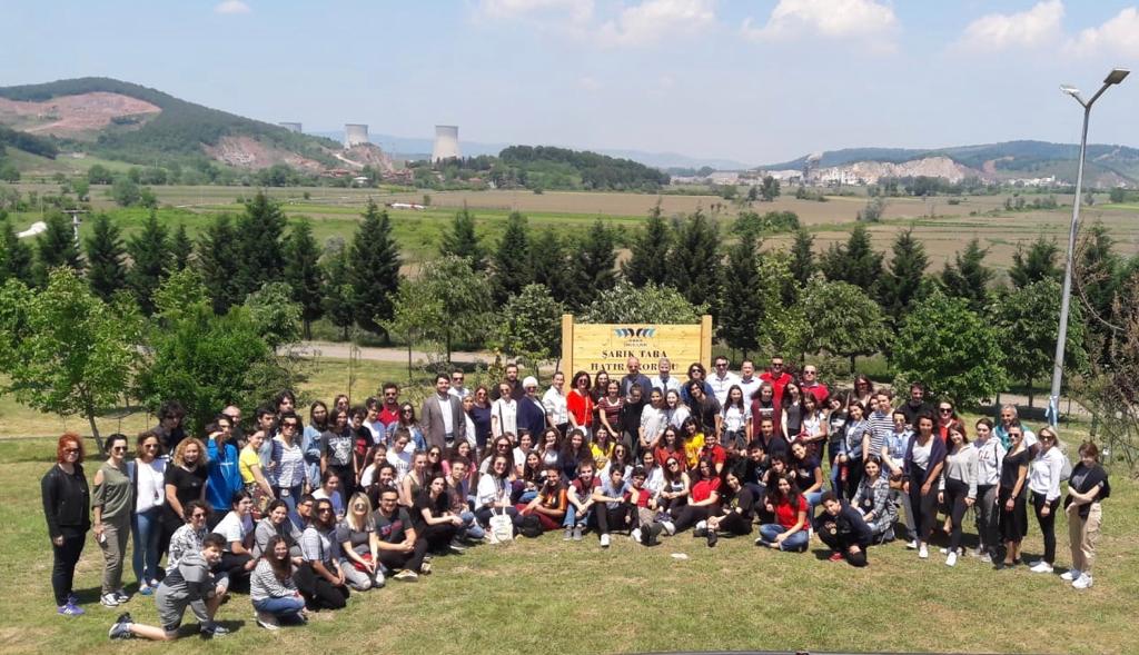 Okul Aile Birliğimizin uzun süredir yürüttüğü çalışmalar sonucunda kampüsümüzde oluşturulan Şarık Tara Hatıra Korusu’nun açılışı öğrenci, öğretmen ve okul aile birliği üyelerinin katılımıyla yapıldı. Tüm destekçilerimize teşekkür ediyoruz.