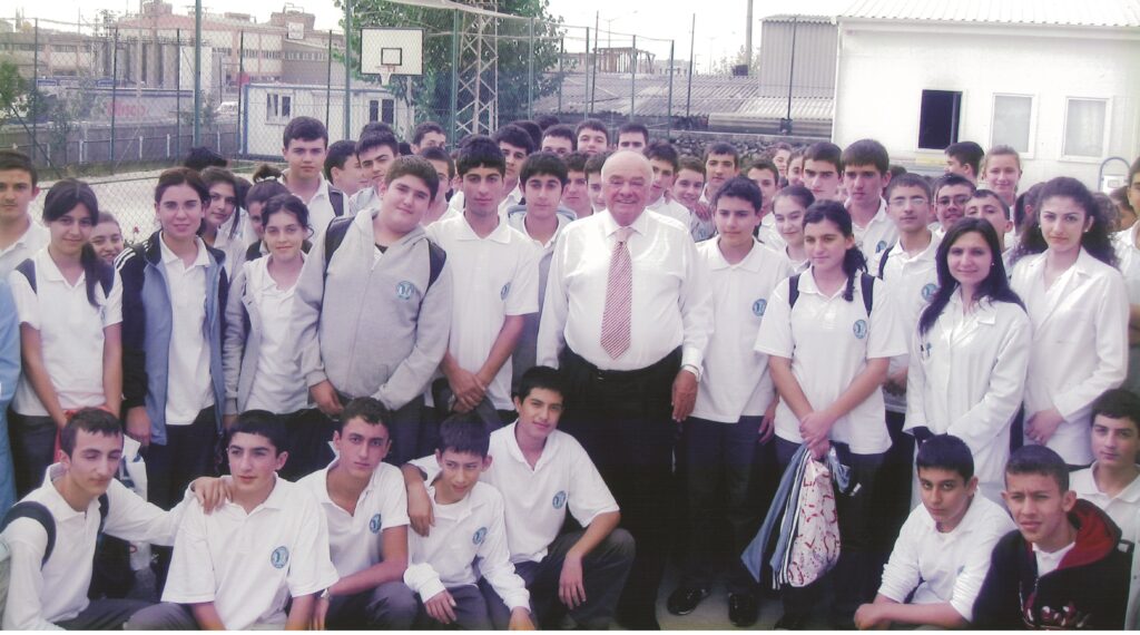 Sarik_Tara_Slider | KOCAELİ ENKA Schools
