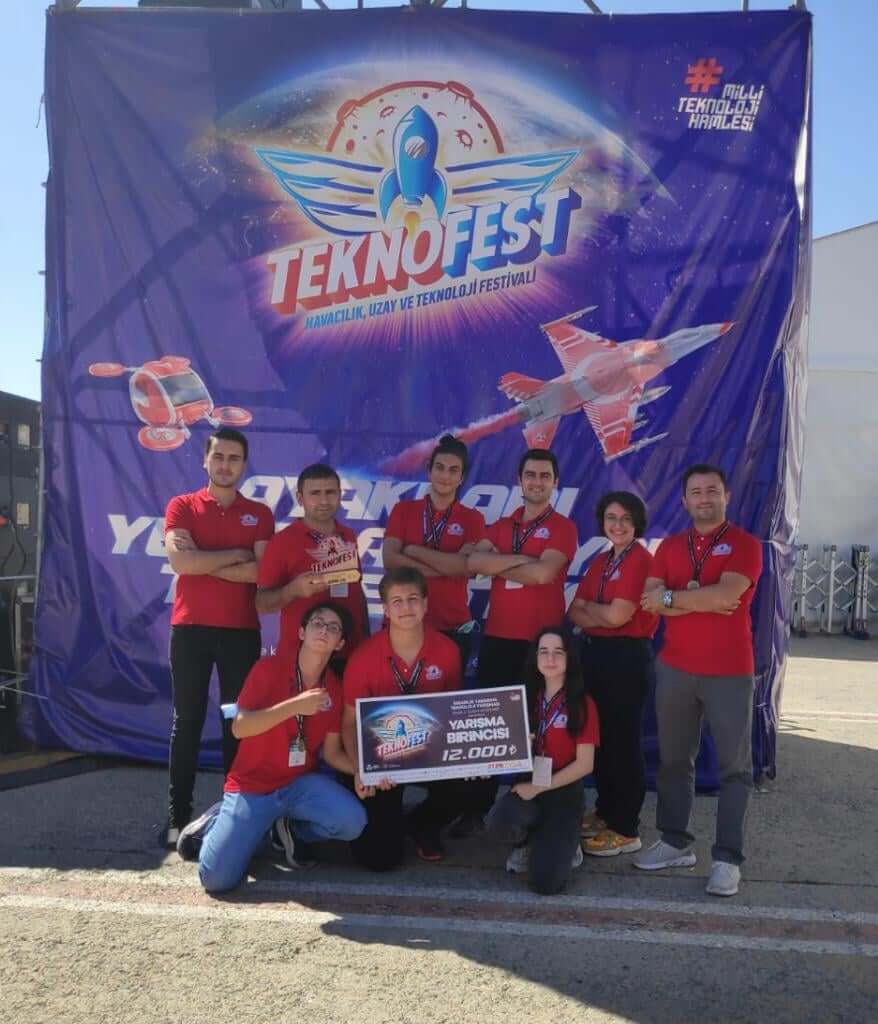 TEKNOFESTTEN BİRİNCİLİK ÖDÜLÜ ÖĞRENCİLERİMİZİN